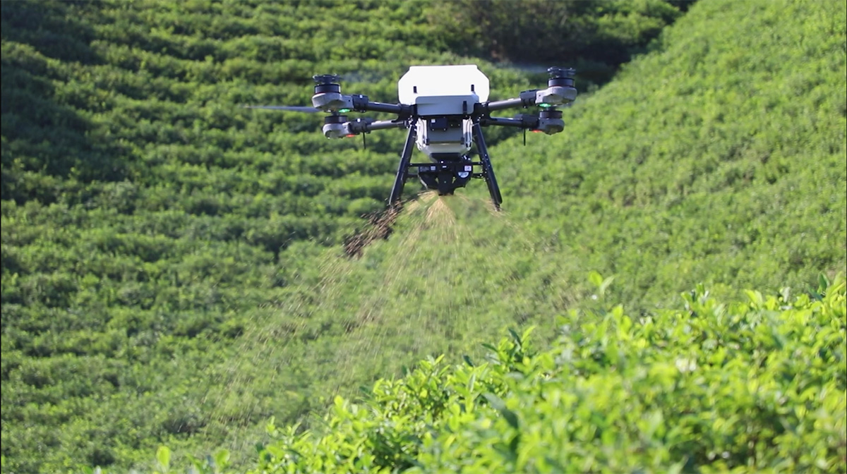 Drones for spreading seeds, fertilizers and powdered materials. 6 channel air-jet spreading, no harm to seeds and drone body. Uniform spreading, 100kg/min feeding speed. High-precision, low-dosage scenarios applicable, powdered materials supported.